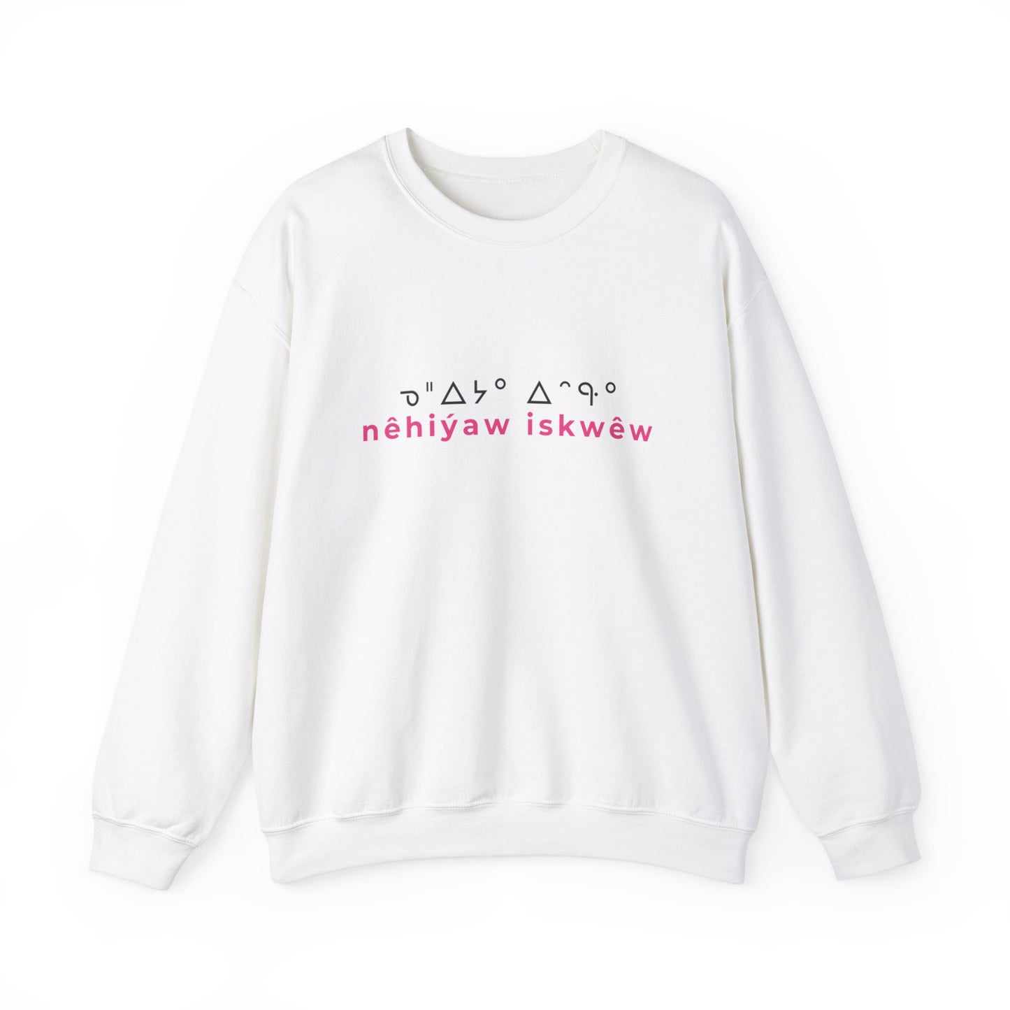 ᓀᐦᐃᔭᐤ ᐃᐢᑵᐤ - nêhiýaw iskwêw - Unisex Heavy Blend™ Crewneck Sweatshirt