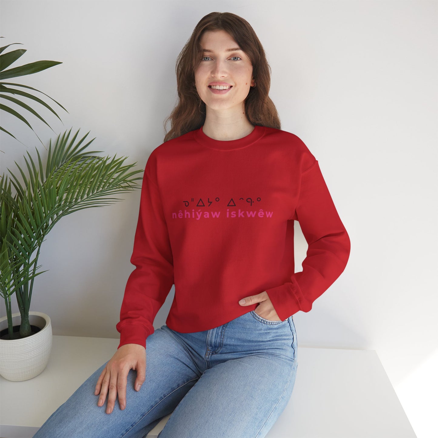 ᓀᐦᐃᔭᐤ ᐃᐢᑵᐤ - nêhiýaw iskwêw - Unisex Heavy Blend™ Crewneck Sweatshirt