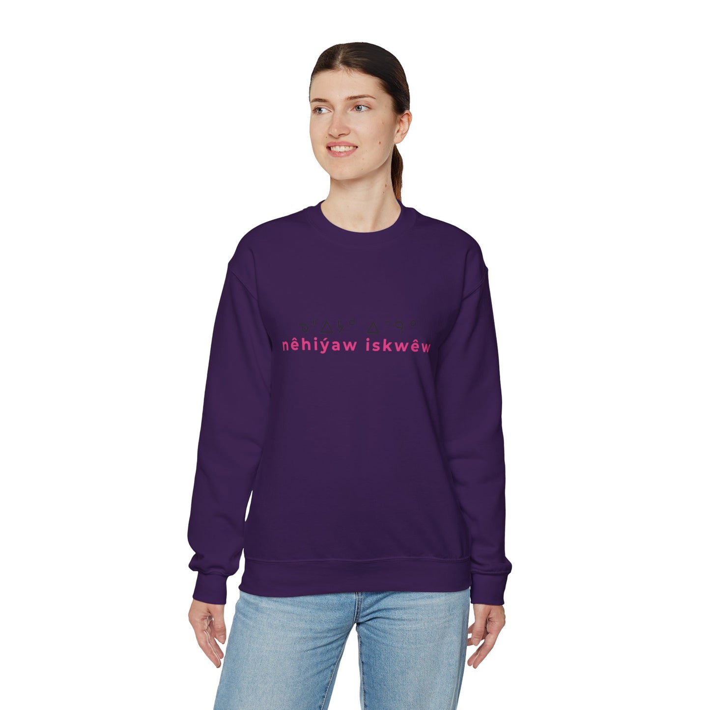 ᓀᐦᐃᔭᐤ ᐃᐢᑵᐤ - nêhiýaw iskwêw - Unisex Heavy Blend™ Crewneck Sweatshirt