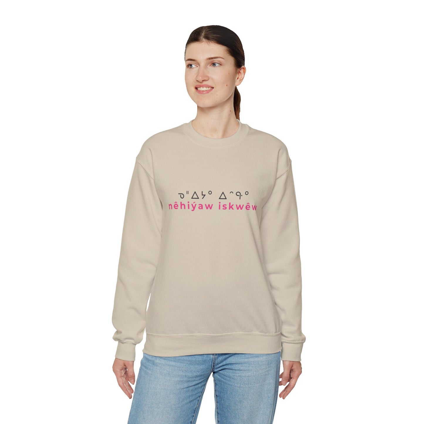 ᓀᐦᐃᔭᐤ ᐃᐢᑵᐤ - nêhiýaw iskwêw - Unisex Heavy Blend™ Crewneck Sweatshirt