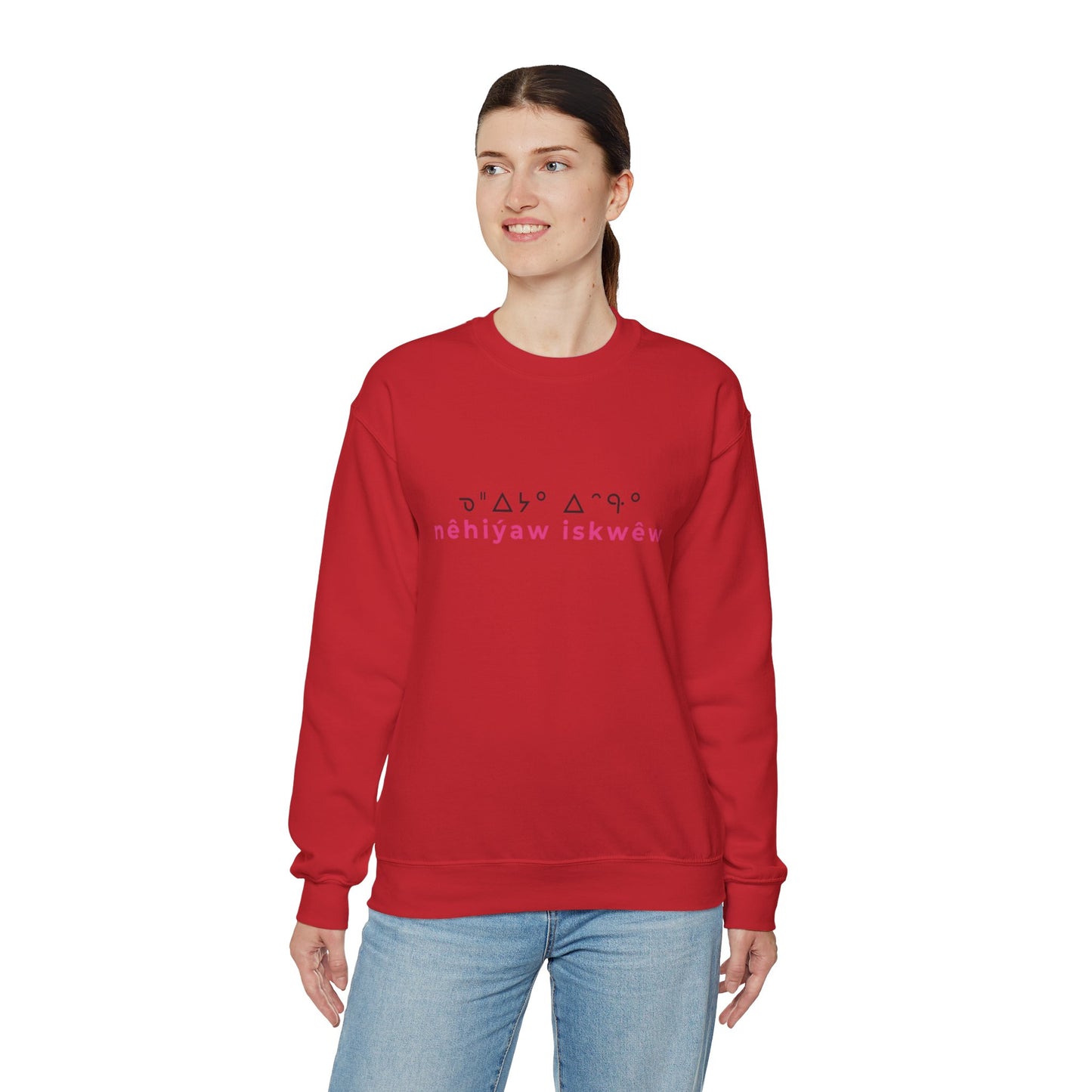 ᓀᐦᐃᔭᐤ ᐃᐢᑵᐤ - nêhiýaw iskwêw - Unisex Heavy Blend™ Crewneck Sweatshirt