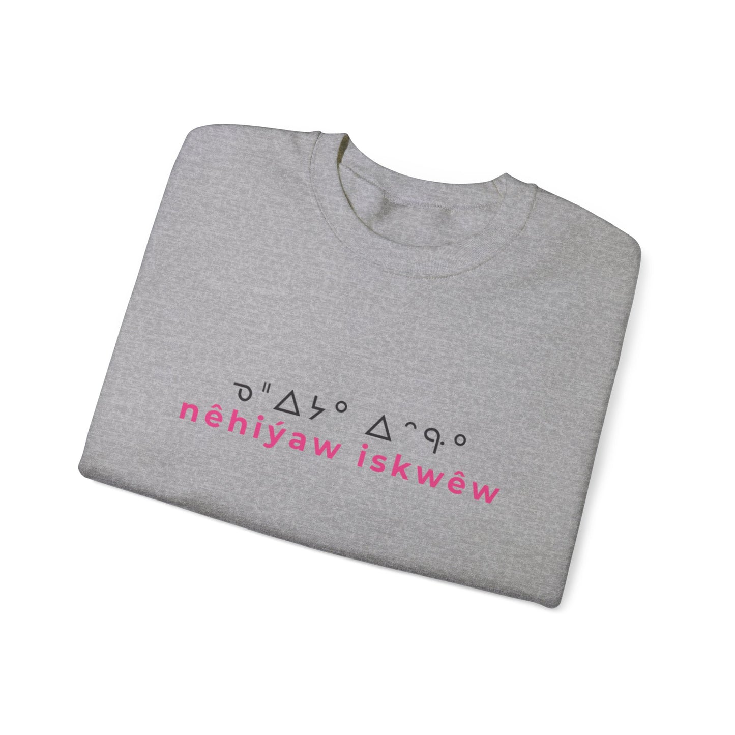 ᓀᐦᐃᔭᐤ ᐃᐢᑵᐤ - nêhiýaw iskwêw - Unisex Heavy Blend™ Crewneck Sweatshirt