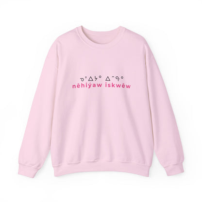 ᓀᐦᐃᔭᐤ ᐃᐢᑵᐤ - nêhiýaw iskwêw - Unisex Heavy Blend™ Crewneck Sweatshirt