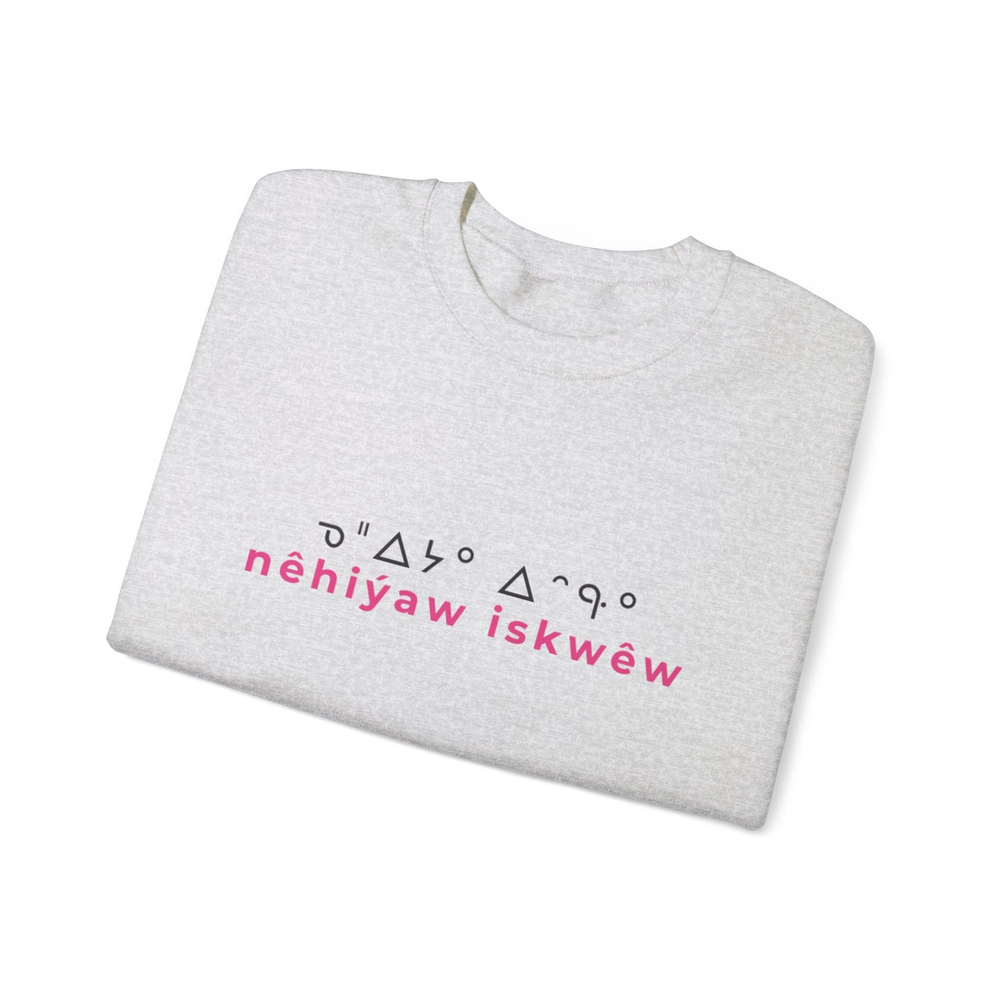 ᓀᐦᐃᔭᐤ ᐃᐢᑵᐤ - nêhiýaw iskwêw - Unisex Heavy Blend™ Crewneck Sweatshirt