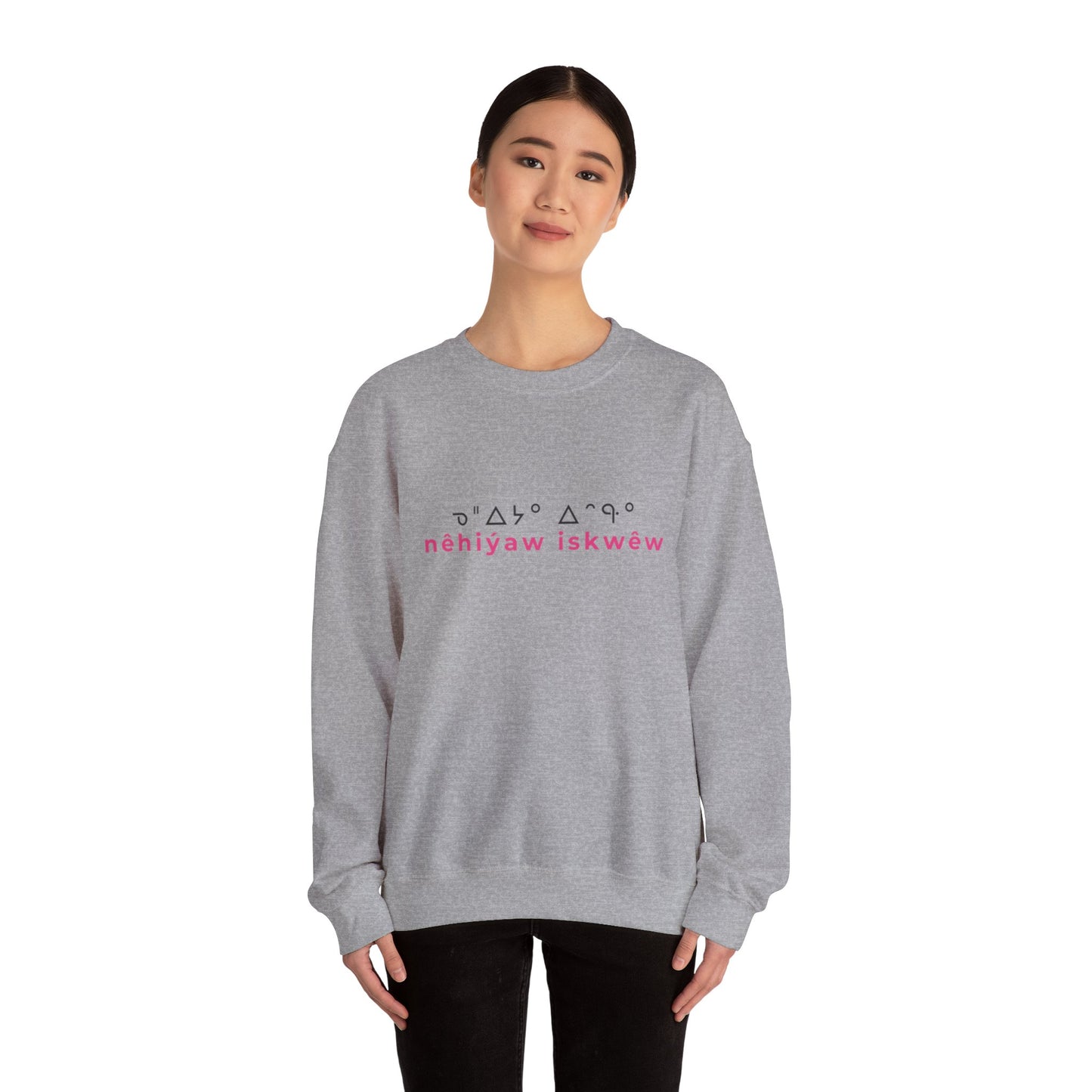 ᓀᐦᐃᔭᐤ ᐃᐢᑵᐤ - nêhiýaw iskwêw - Unisex Heavy Blend™ Crewneck Sweatshirt