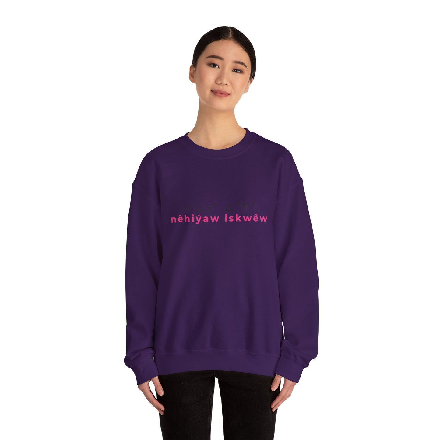 ᓀᐦᐃᔭᐤ ᐃᐢᑵᐤ - nêhiýaw iskwêw - Unisex Heavy Blend™ Crewneck Sweatshirt