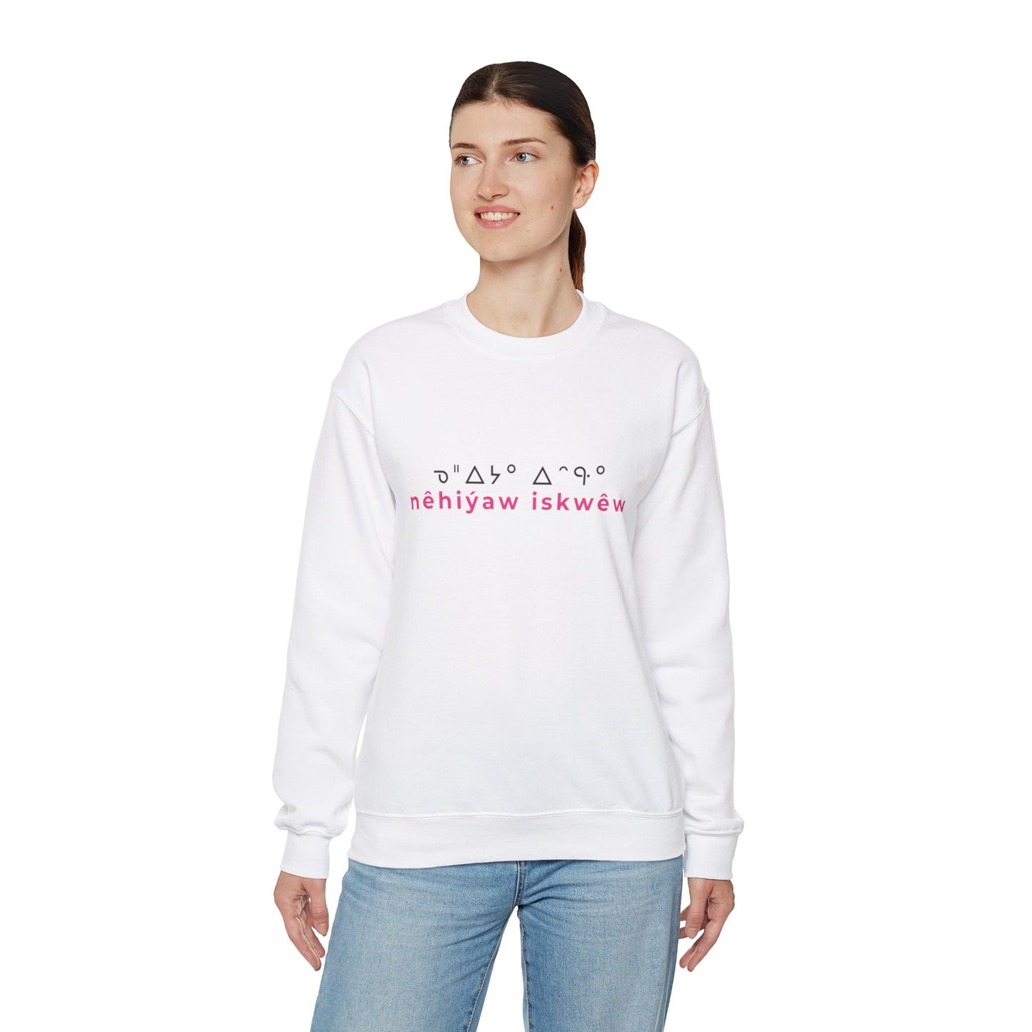 ᓀᐦᐃᔭᐤ ᐃᐢᑵᐤ - nêhiýaw iskwêw - Unisex Heavy Blend™ Crewneck Sweatshirt